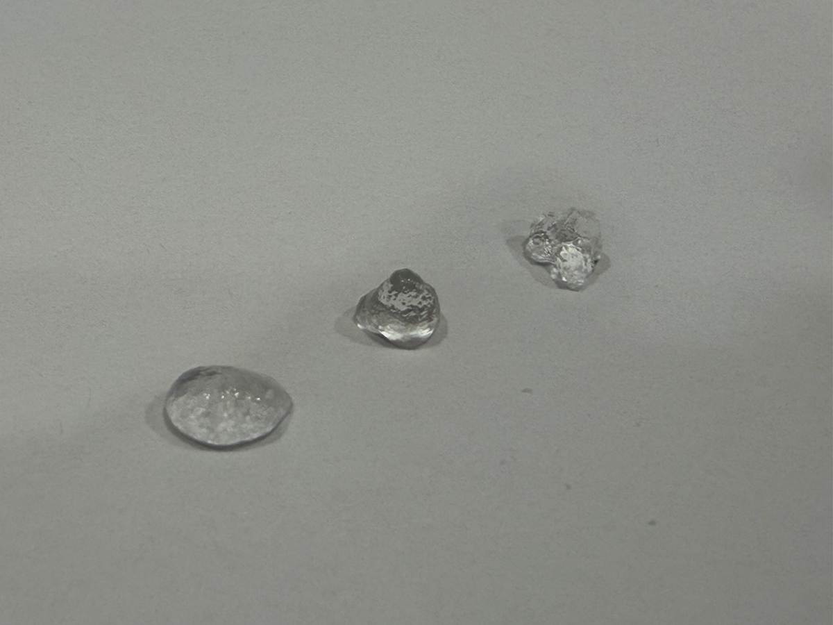 Three small, polished glass fragments are neatly arranged on a plain white background.
AI 생성 콘텐츠는 정확하지 않을 수 있습니다.